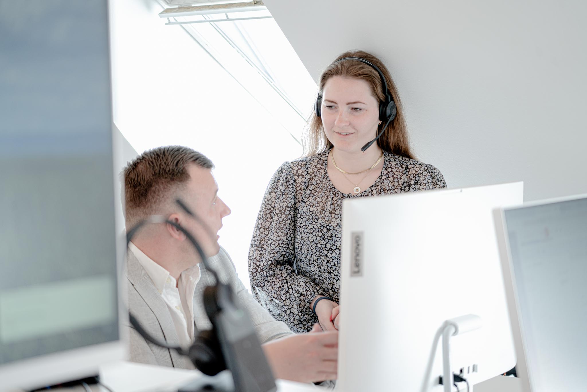To Vivo Sales medarbejdere står sammen og snakker omkring rådgivning