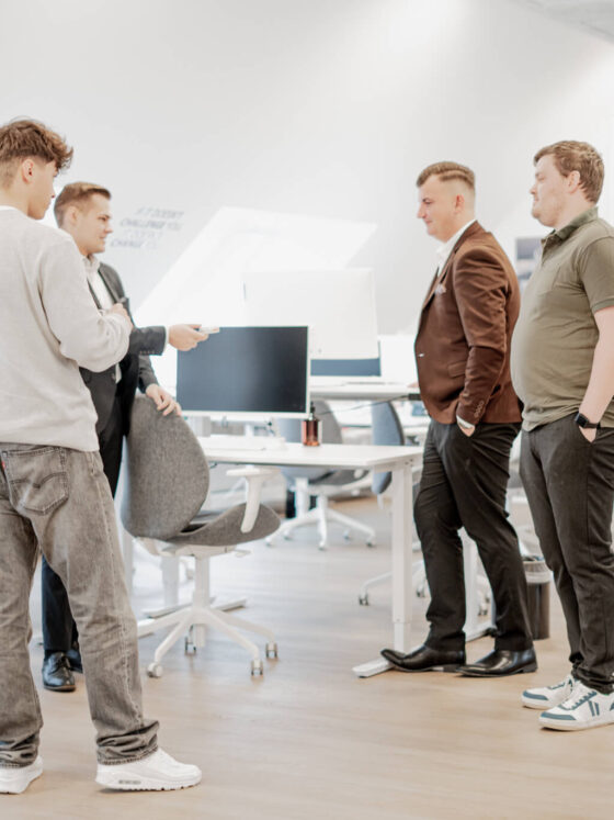 Vivo Sales kollegaer står og diskuterer arbejdsopgaver