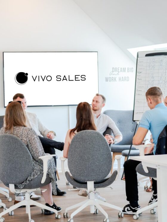 Undervisning hos Vivo Sales med diskussion ved tavlen om salgsstrategier.
