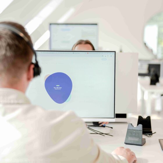 sælger sidder på telefonen