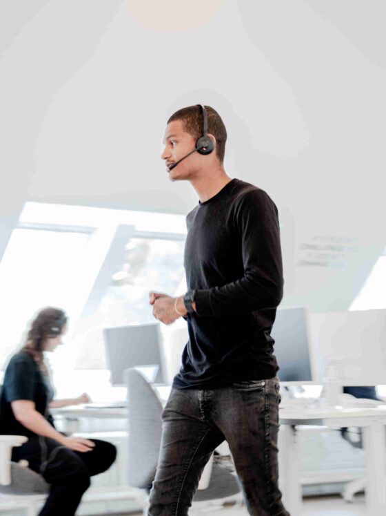 koncenteret telefonsælger