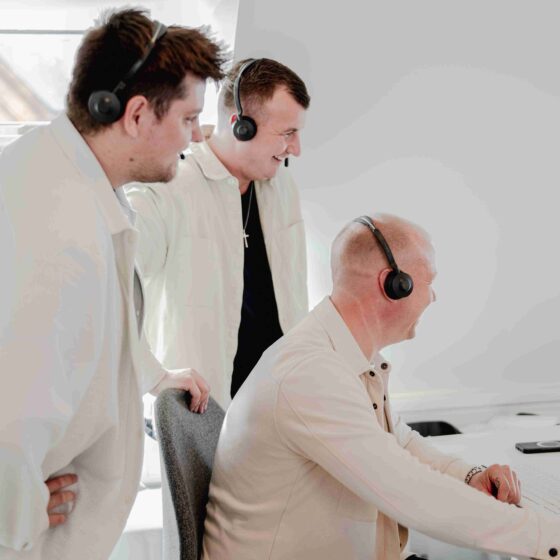 kollegaer hjælper og samarbejder