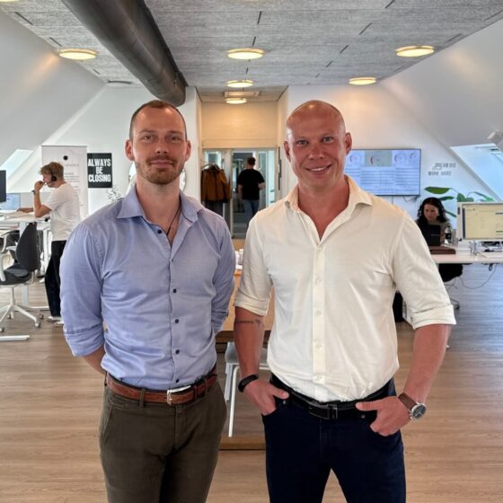 Jonas og Jakob, ejerne af virksomheden står nede blandt sælgerne.